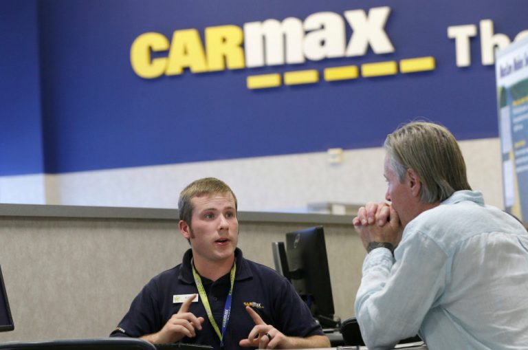 Carmax consultant with customer