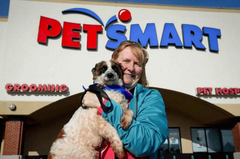A dog owner stand in front of Petsmart store