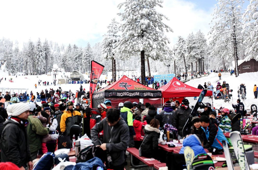 People skiing and eat noddle