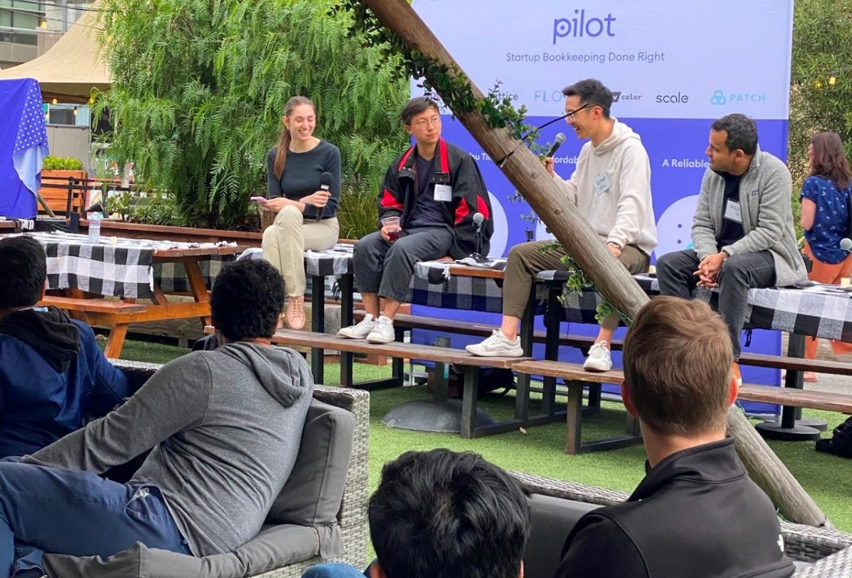 Pilot team collaborate with audience and attendees in a meetup event