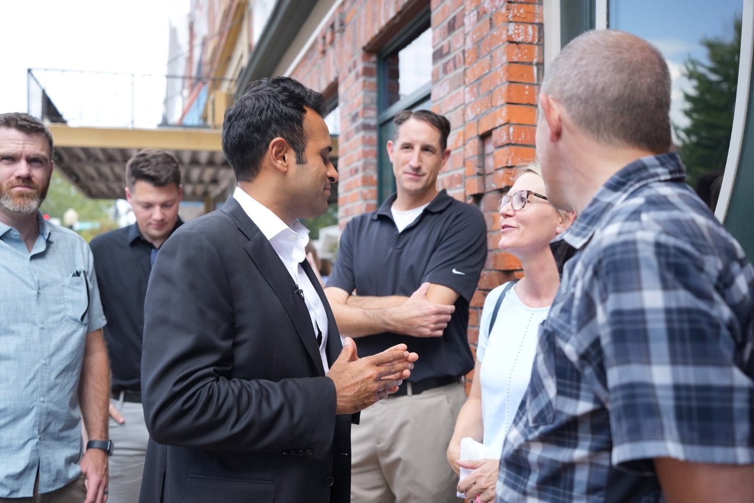 Vivek Ramaswamy is speaking with a citizen