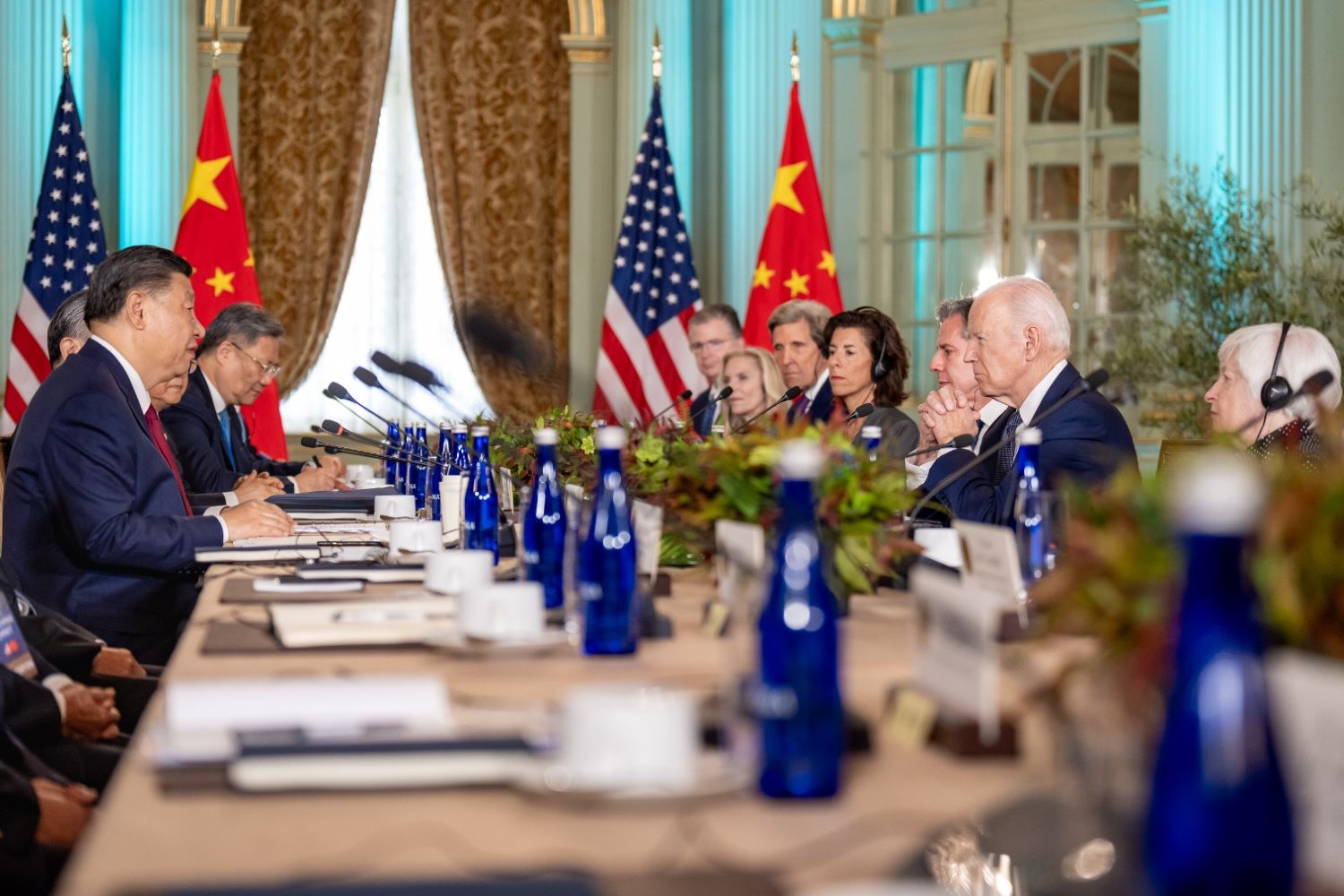 China and America in a meeting