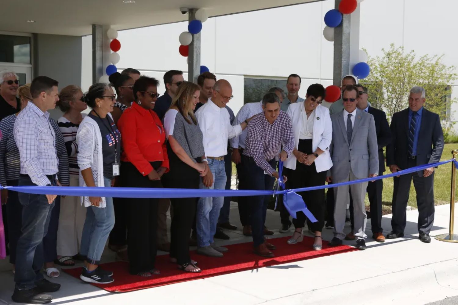 Harbor Freight Tools executives cutting ribbon