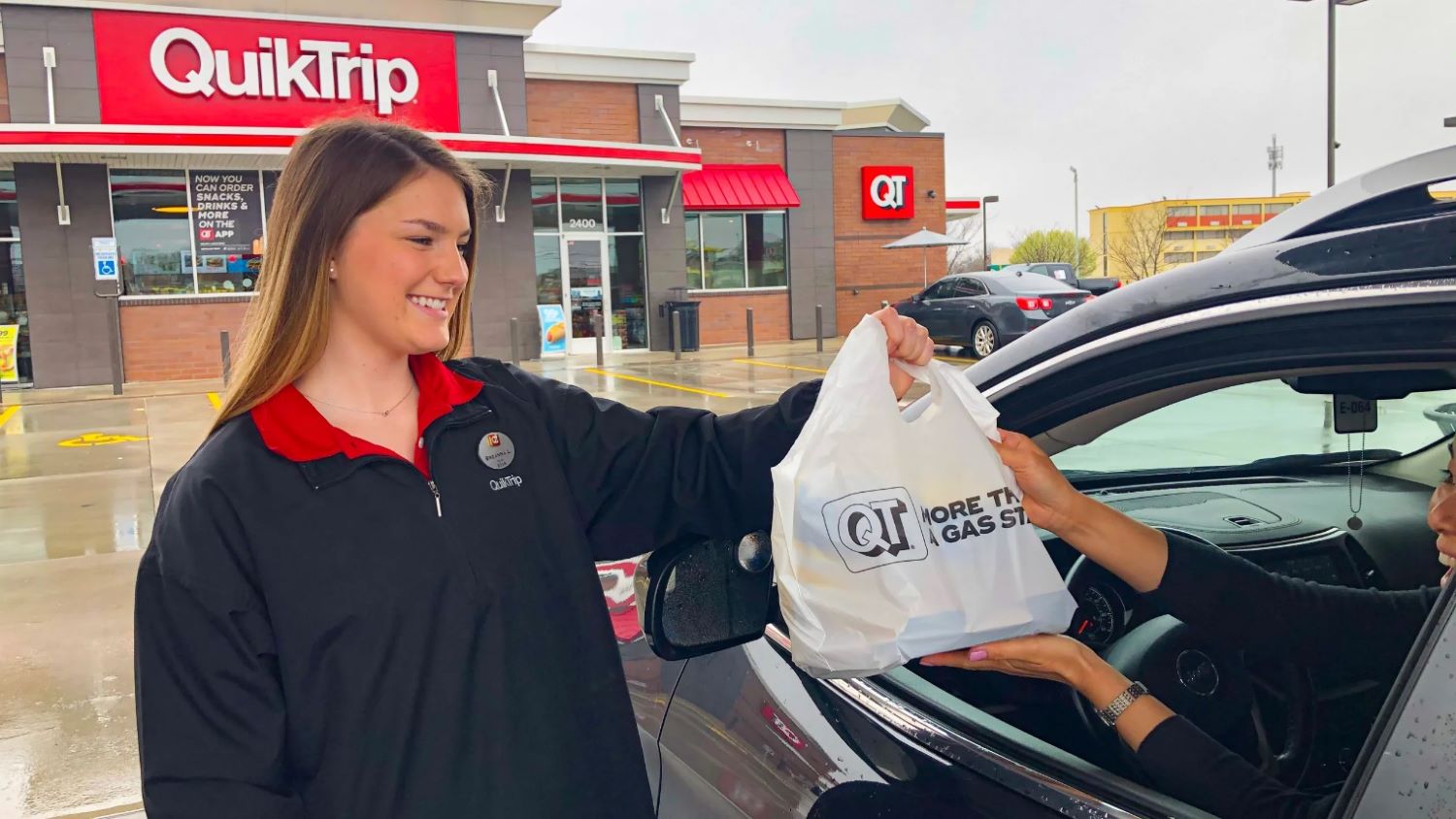 QuikTrip employee gives food to customers